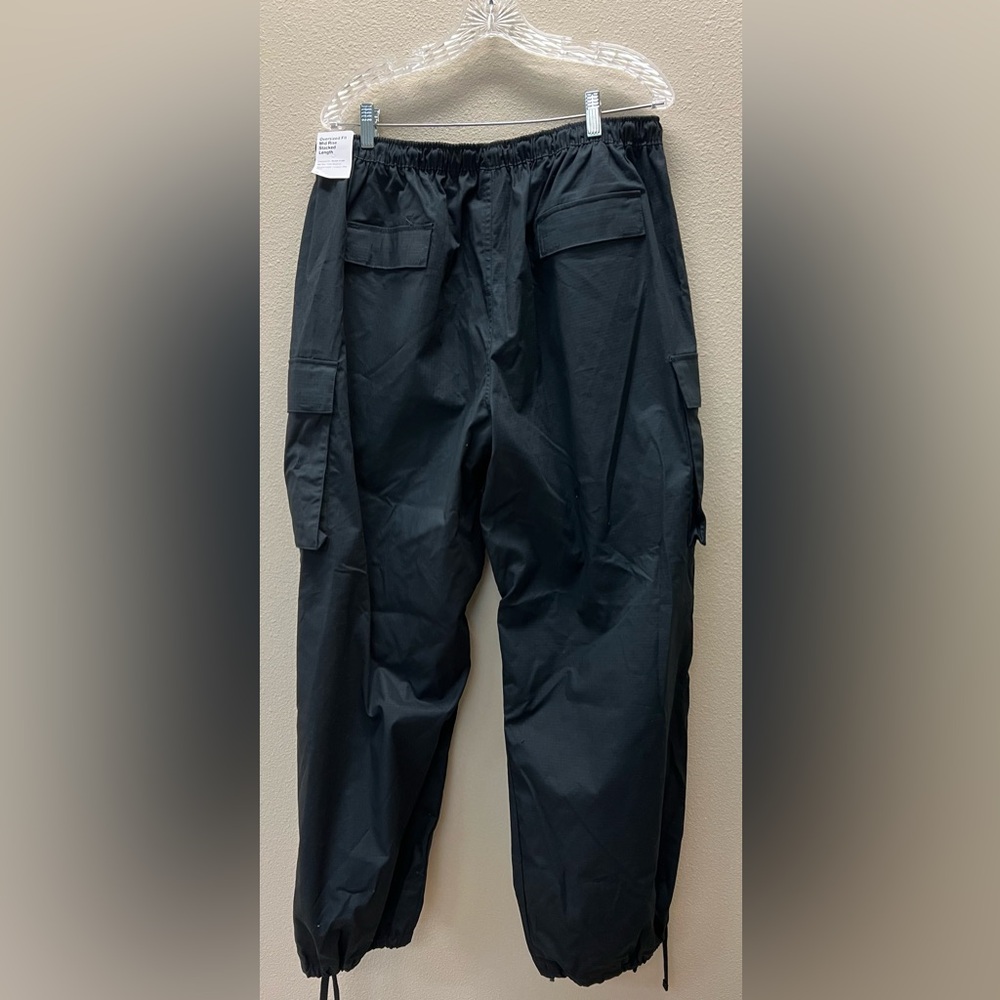 Nike - NWT - XL - Black Cargo Pants - Oversized fit - Mid Rise stacked Length - Picture 15 of 15